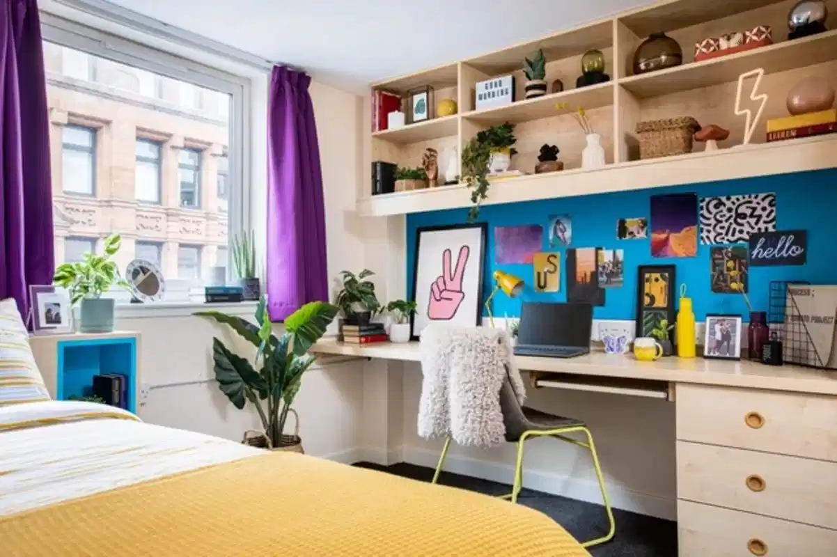 Exterior?w=400&h=260&fit=crop&q=40&auto=format&trim=auto