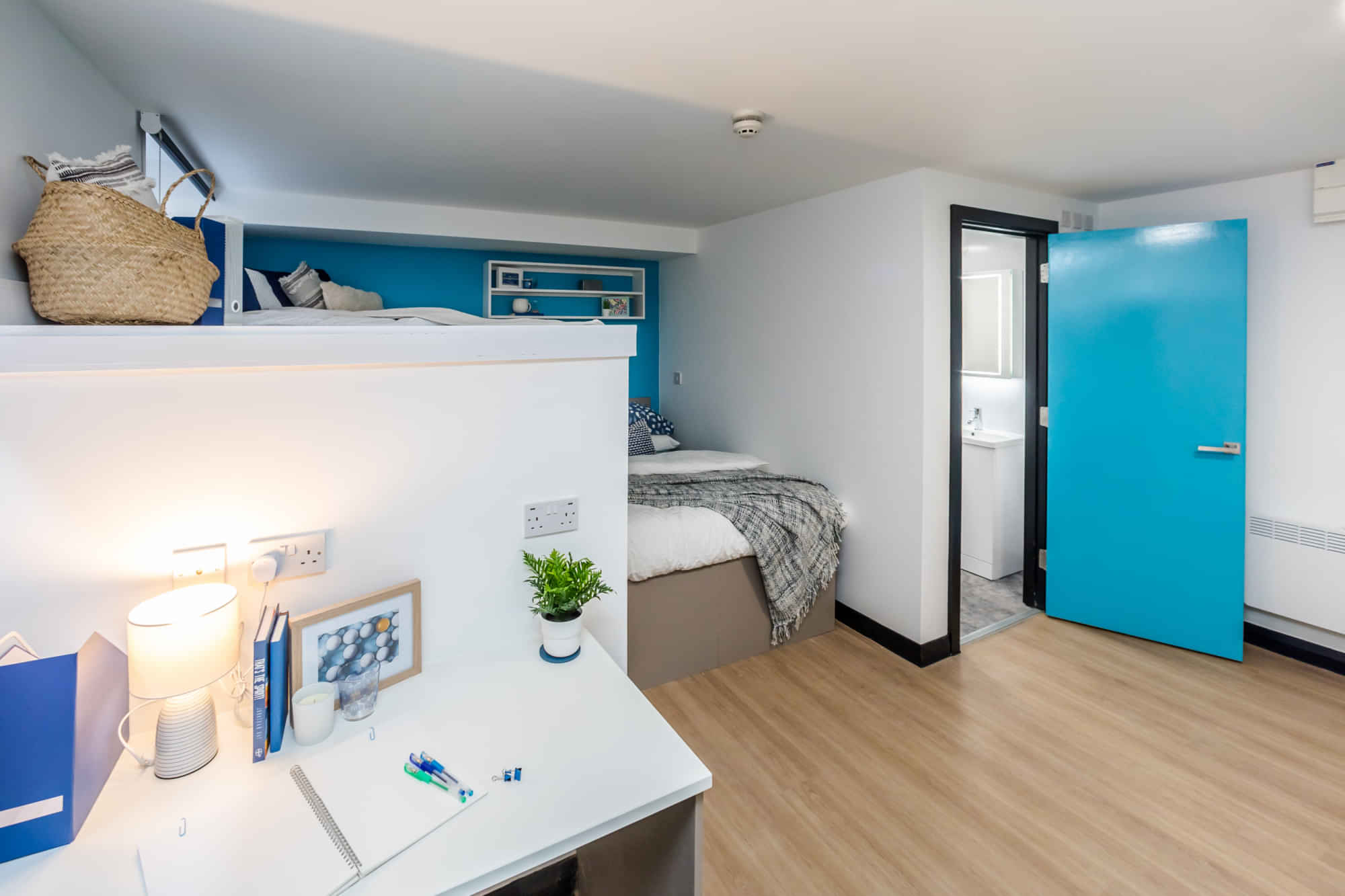 Exterior?w=400&h=260&fit=crop&q=40&auto=format&trim=auto