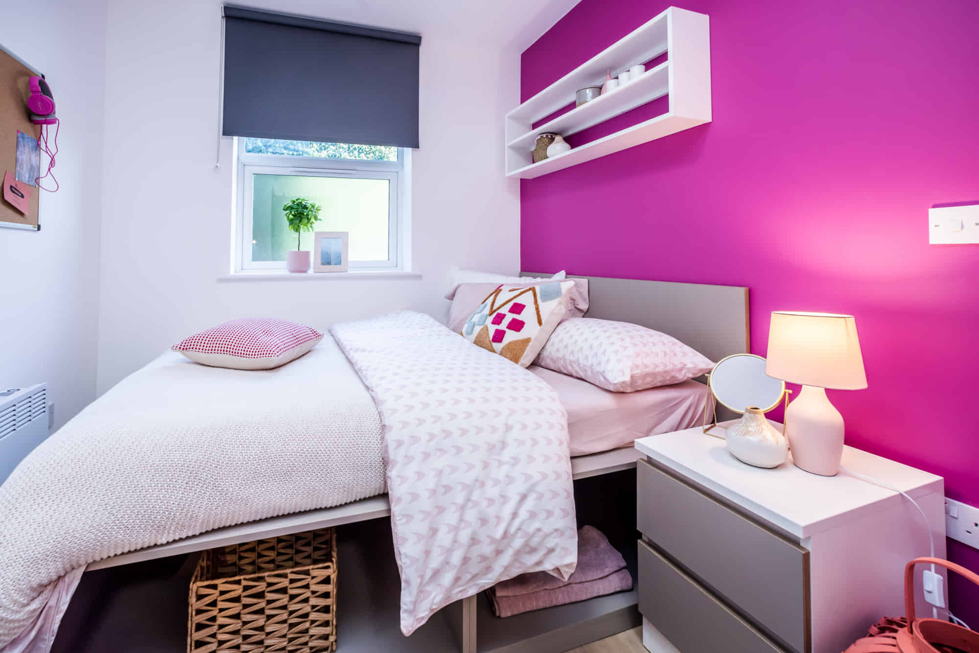 Exterior?w=400&h=260&fit=crop&q=40&auto=format&trim=auto