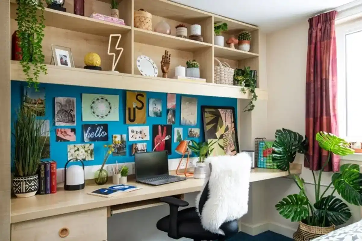 Exterior?w=400&h=260&fit=crop&q=40&auto=format&trim=auto