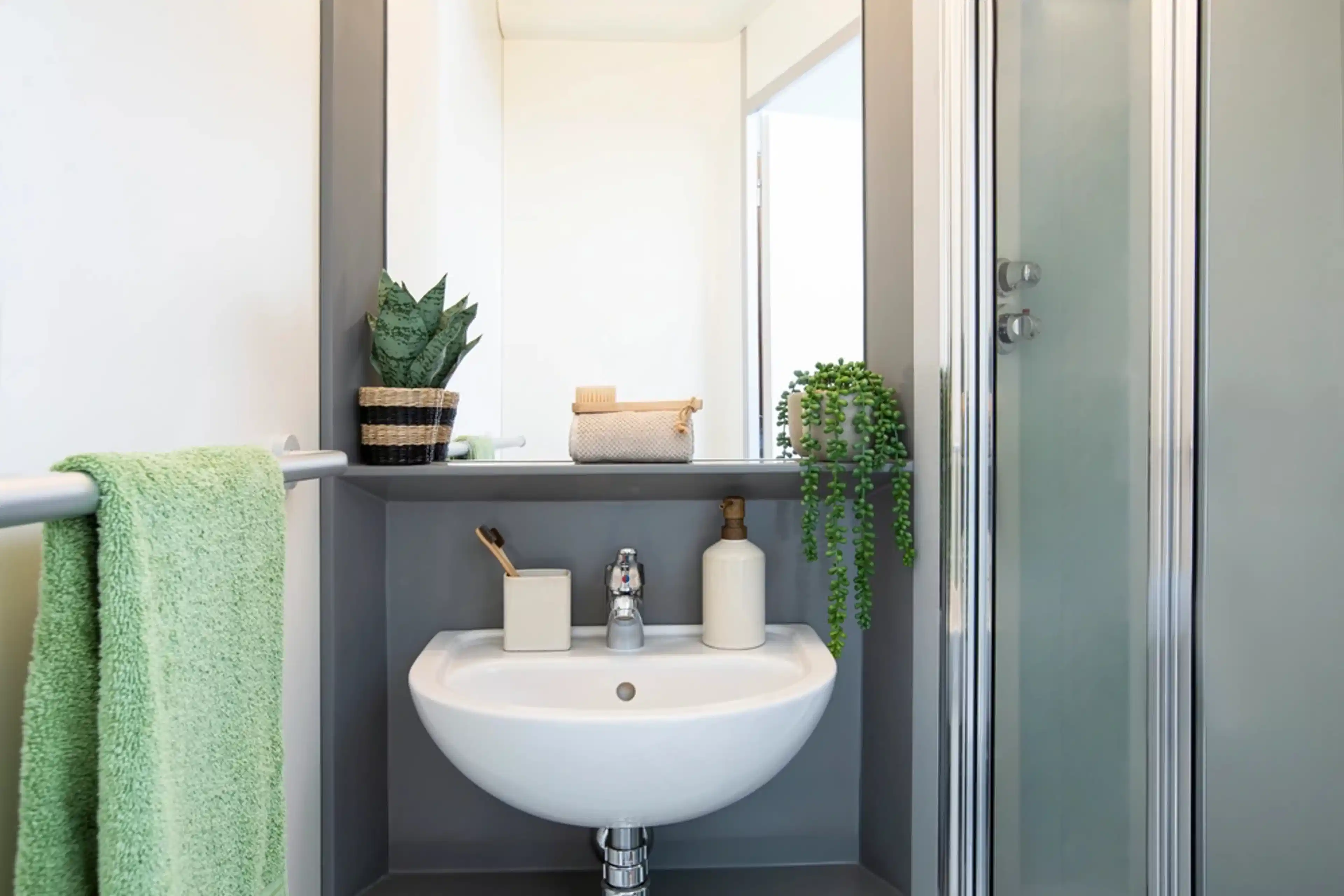 Common Area?w=400&h=260&fit=crop&q=40&auto=format&trim=auto