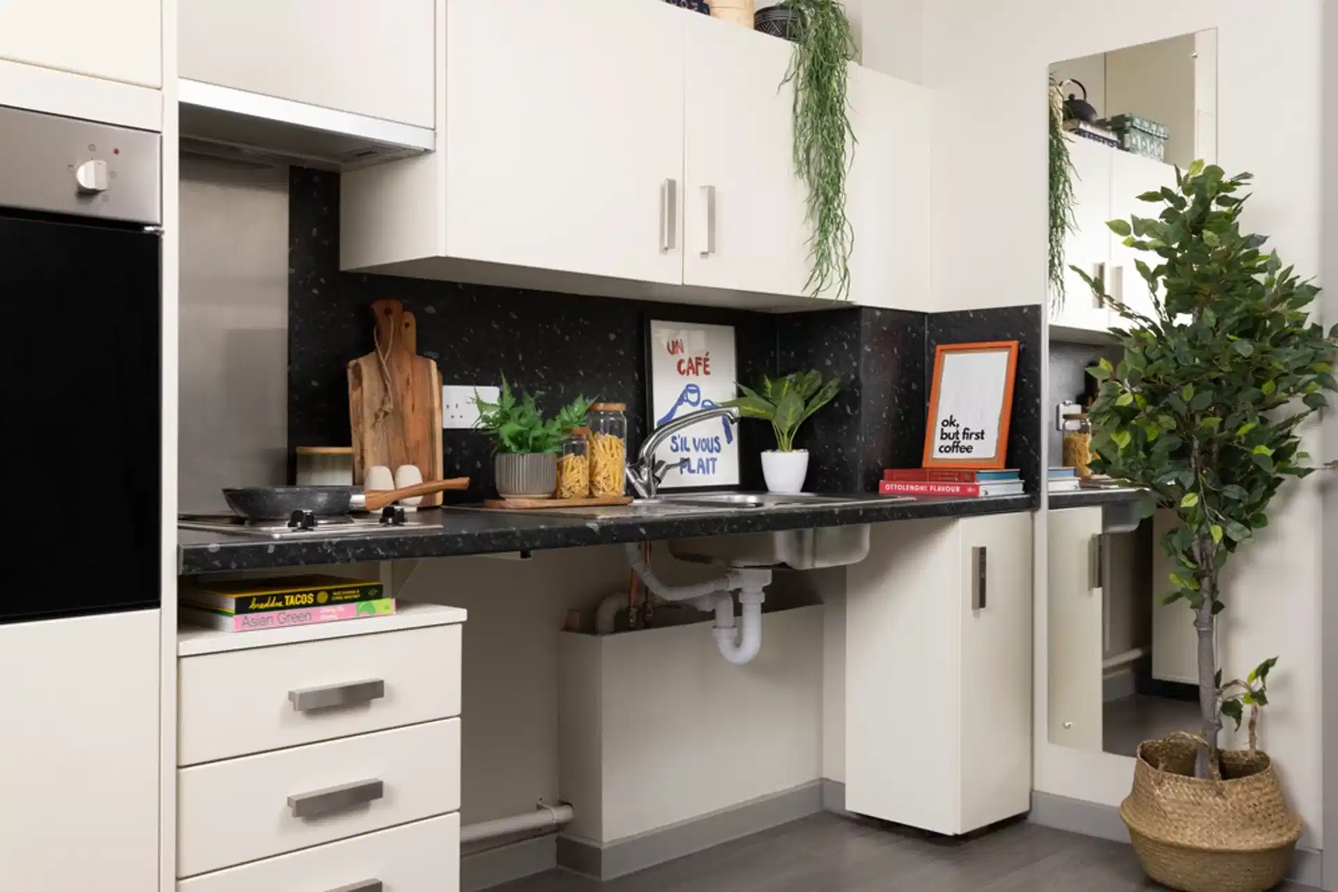 Exterior?w=400&h=260&fit=crop&q=40&auto=format&trim=auto