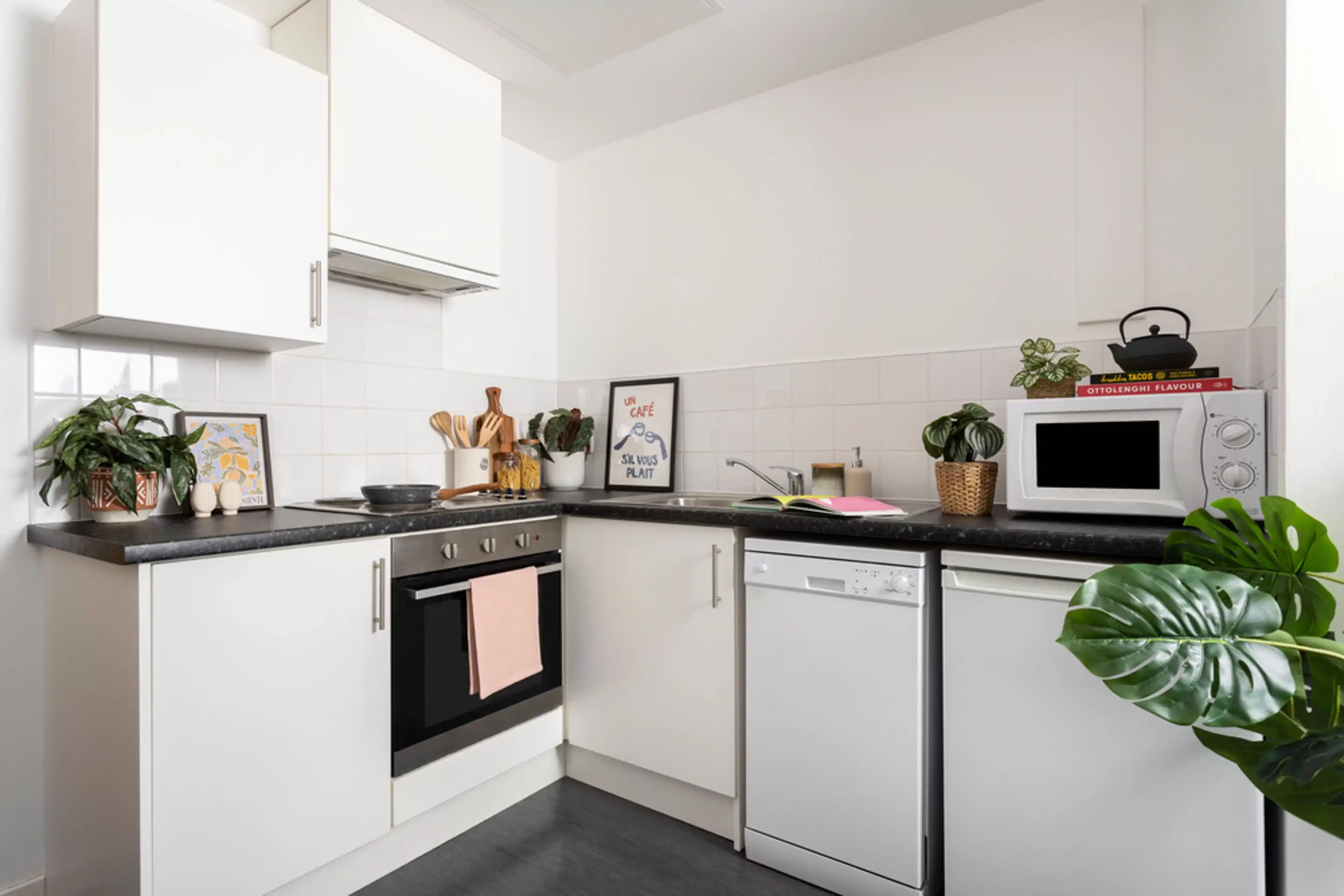 Exterior?w=400&h=260&fit=crop&q=40&auto=format&trim=auto