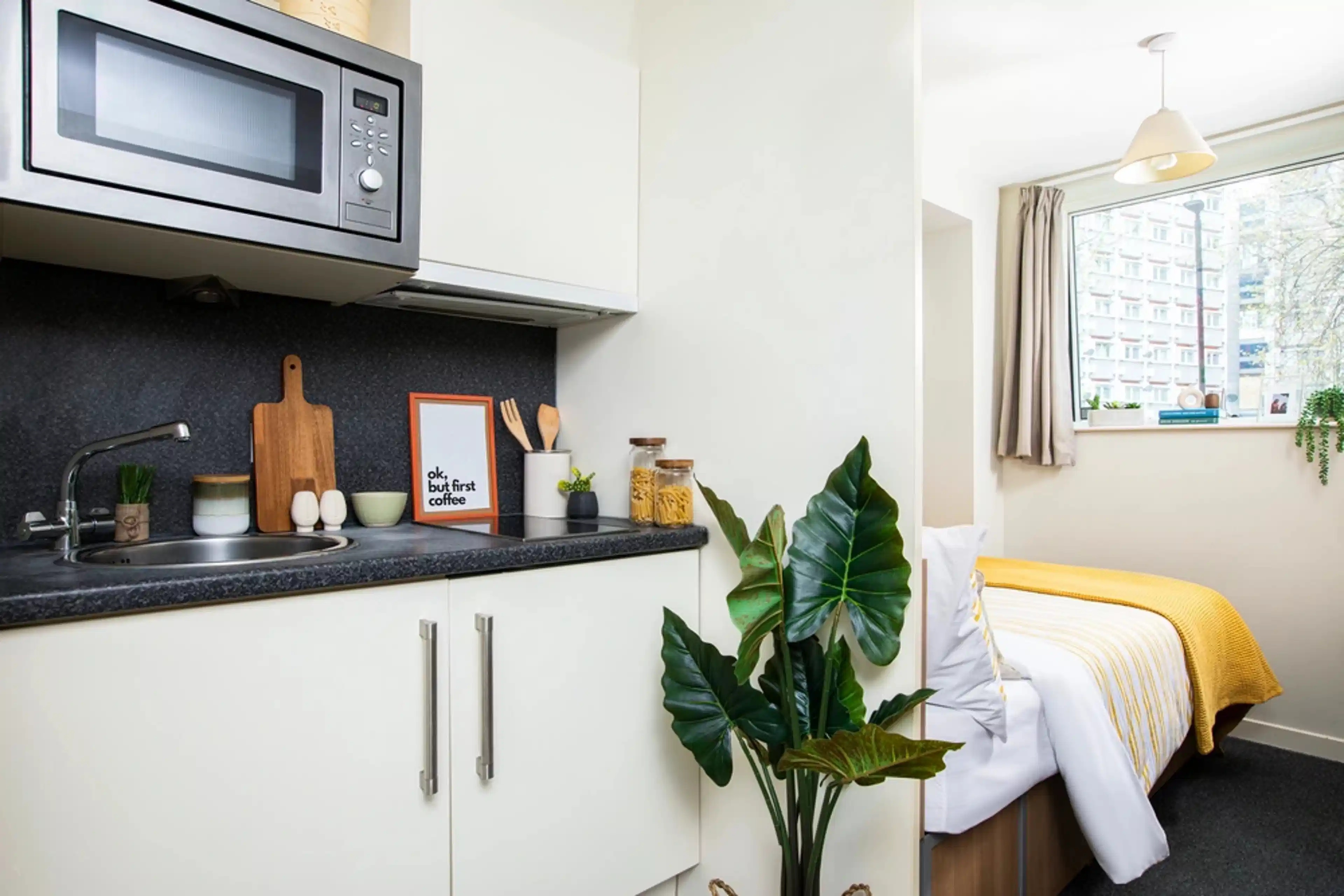 Common Area?w=400&h=260&fit=crop&q=40&auto=format&trim=auto