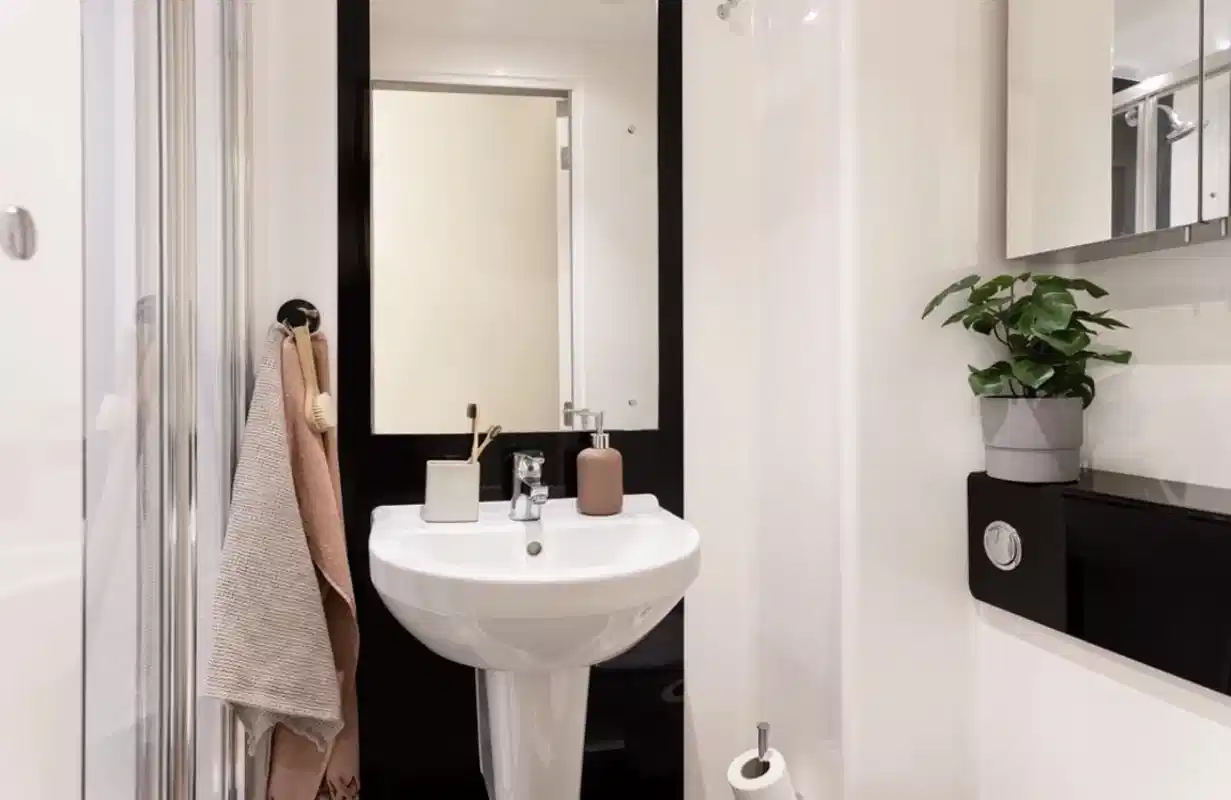 Common Area?w=400&h=260&fit=crop&q=40&auto=format&trim=auto