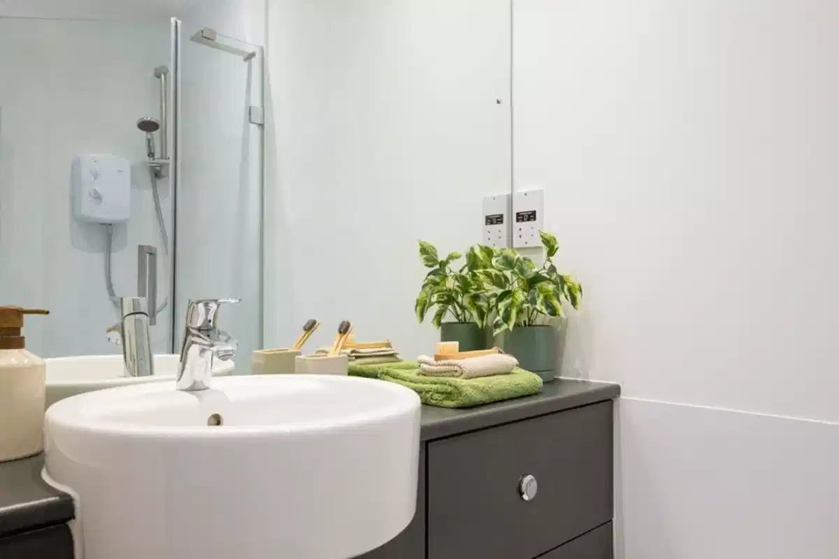 Common Area?w=400&h=260&fit=crop&q=40&auto=format&trim=auto