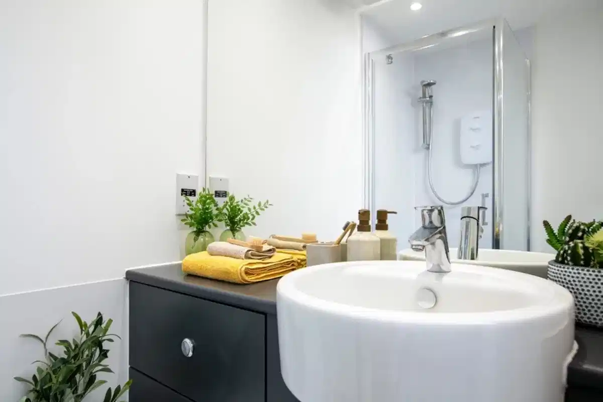 Common Area?w=400&h=260&fit=crop&q=40&auto=format&trim=auto