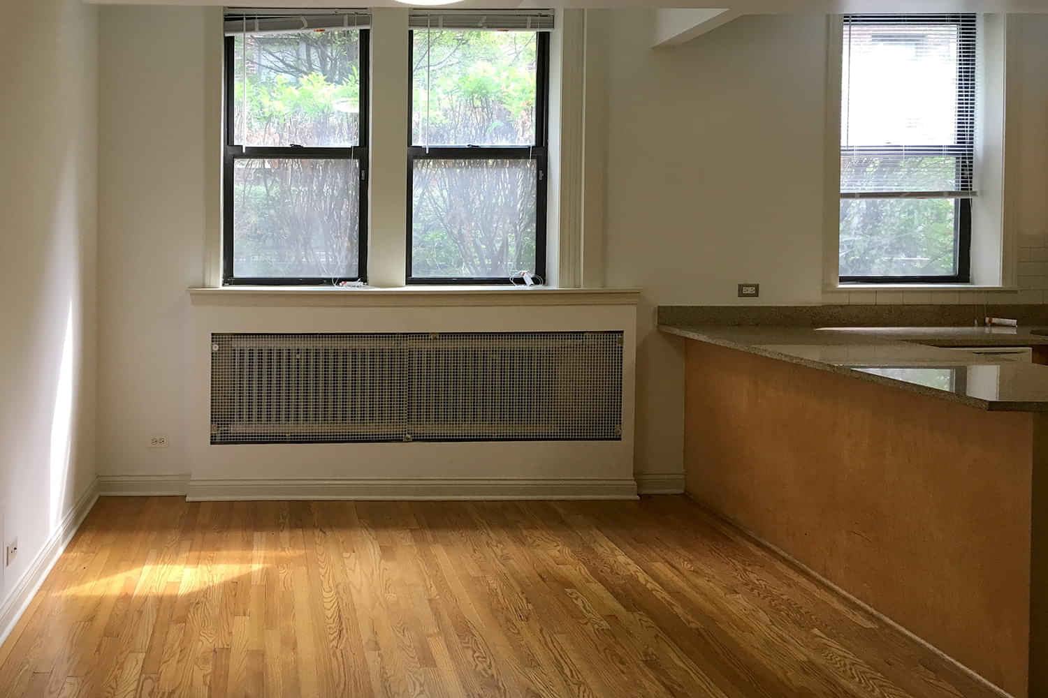 Exterior?w=400&h=260&fit=crop&q=40&auto=format&trim=auto