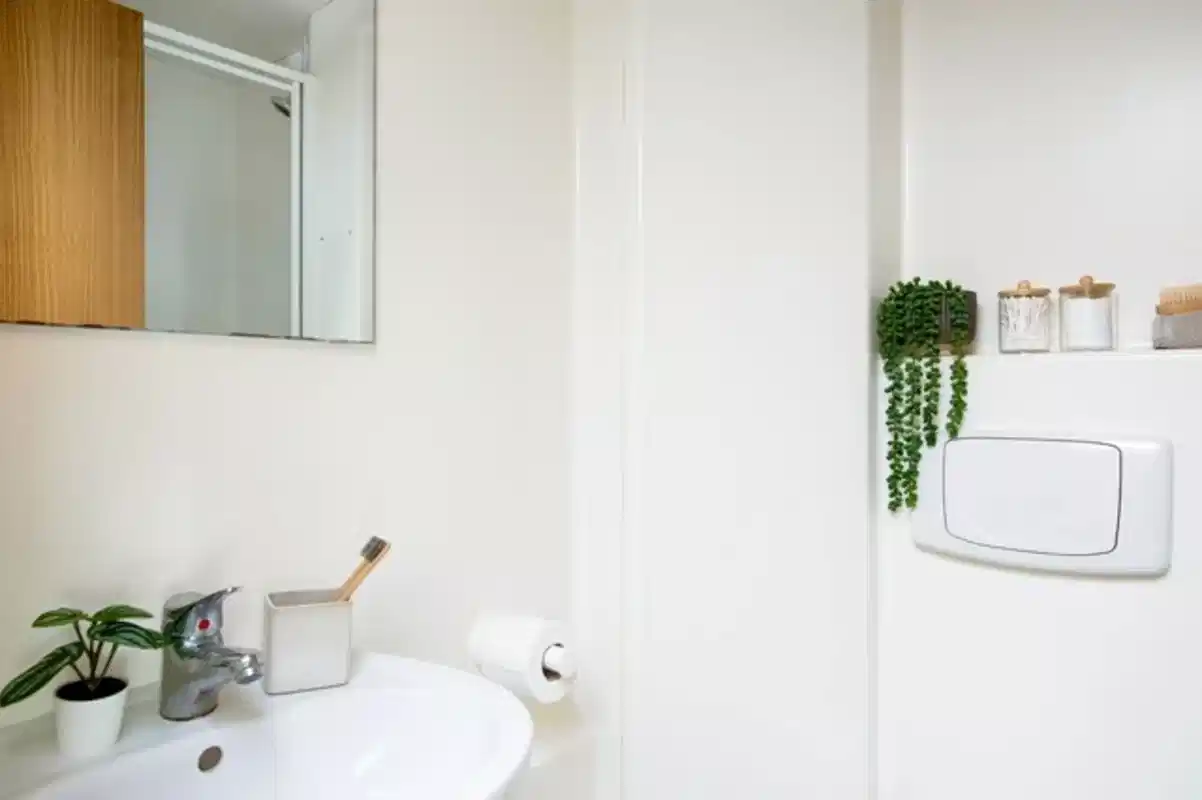 Exterior?w=400&h=260&fit=crop&q=40&auto=format&trim=auto