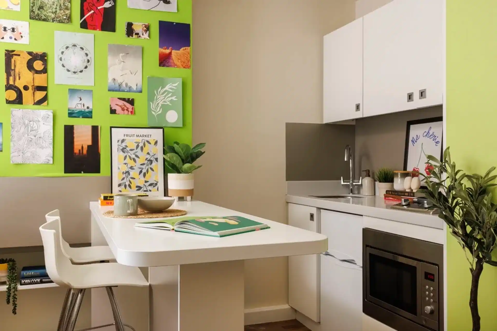 Exterior?w=400&h=260&fit=crop&q=40&auto=format&trim=auto