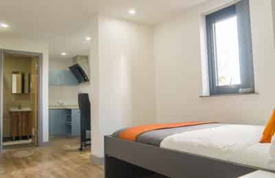 Bedroom?w=400&h=260&fit=crop&q=40&auto=format&trim=auto