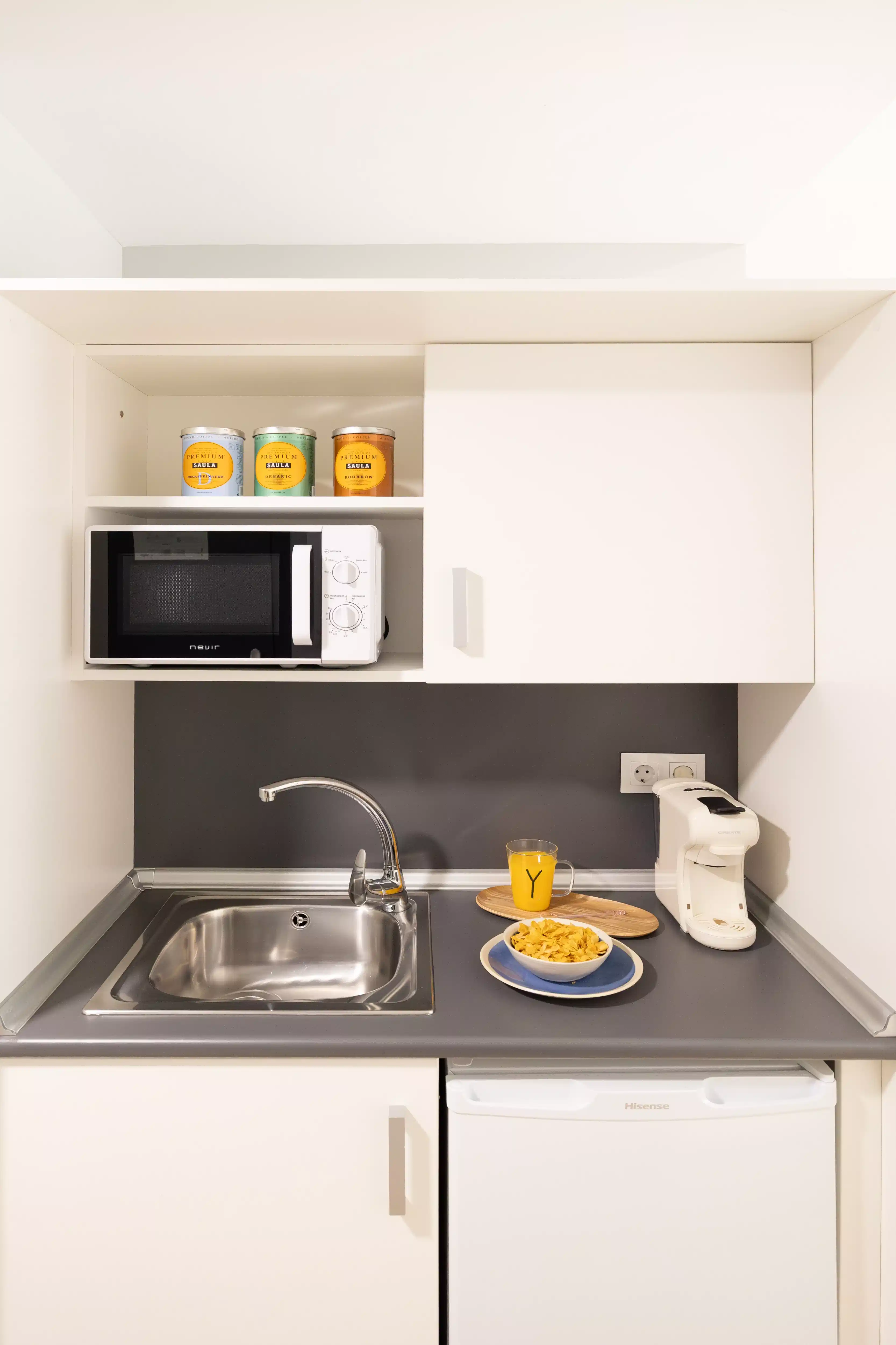 Exterior?w=400&h=260&fit=crop&q=40&auto=format&trim=auto