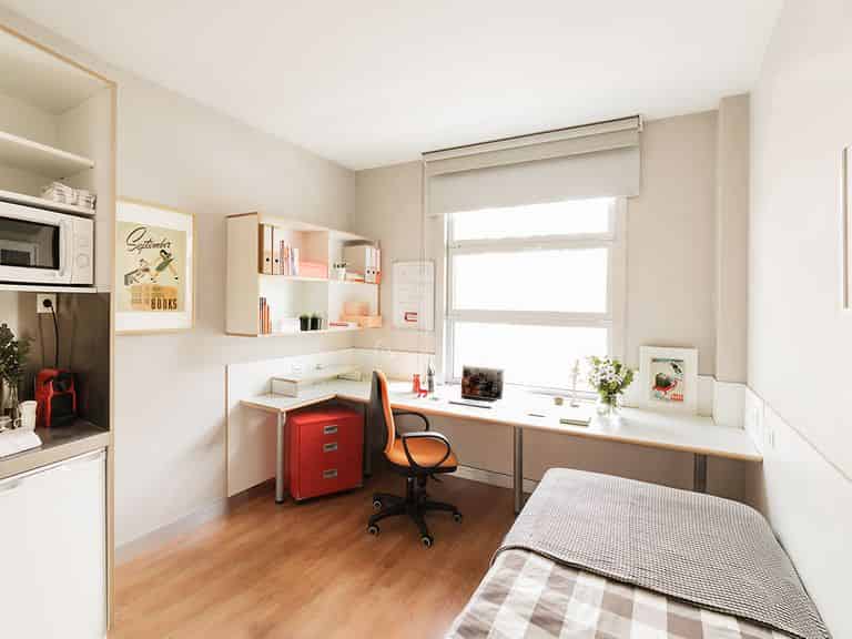 Amenities?w=400&h=260&fit=crop&q=40&auto=format&trim=auto