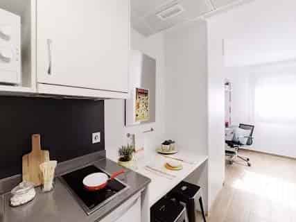 Exterior?w=400&h=260&fit=crop&q=40&auto=format&trim=auto