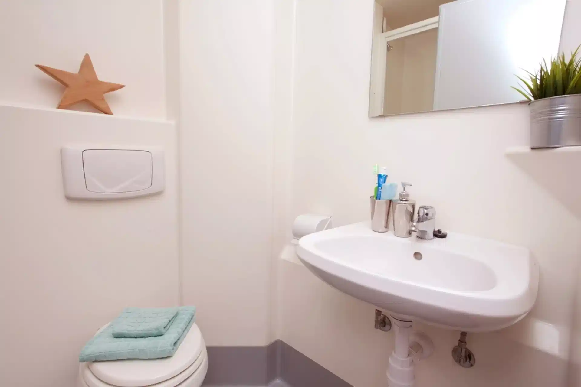 Common Area?w=400&h=260&fit=crop&q=40&auto=format&trim=auto