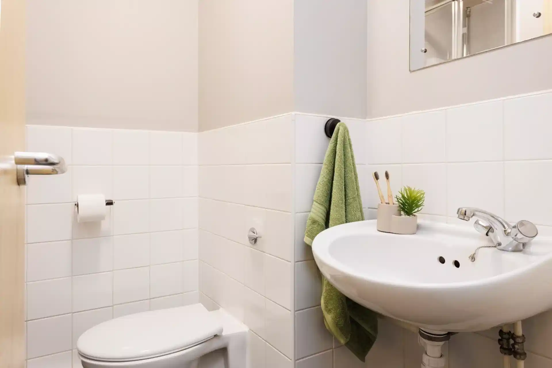 Common Area?w=400&h=260&fit=crop&q=40&auto=format&trim=auto