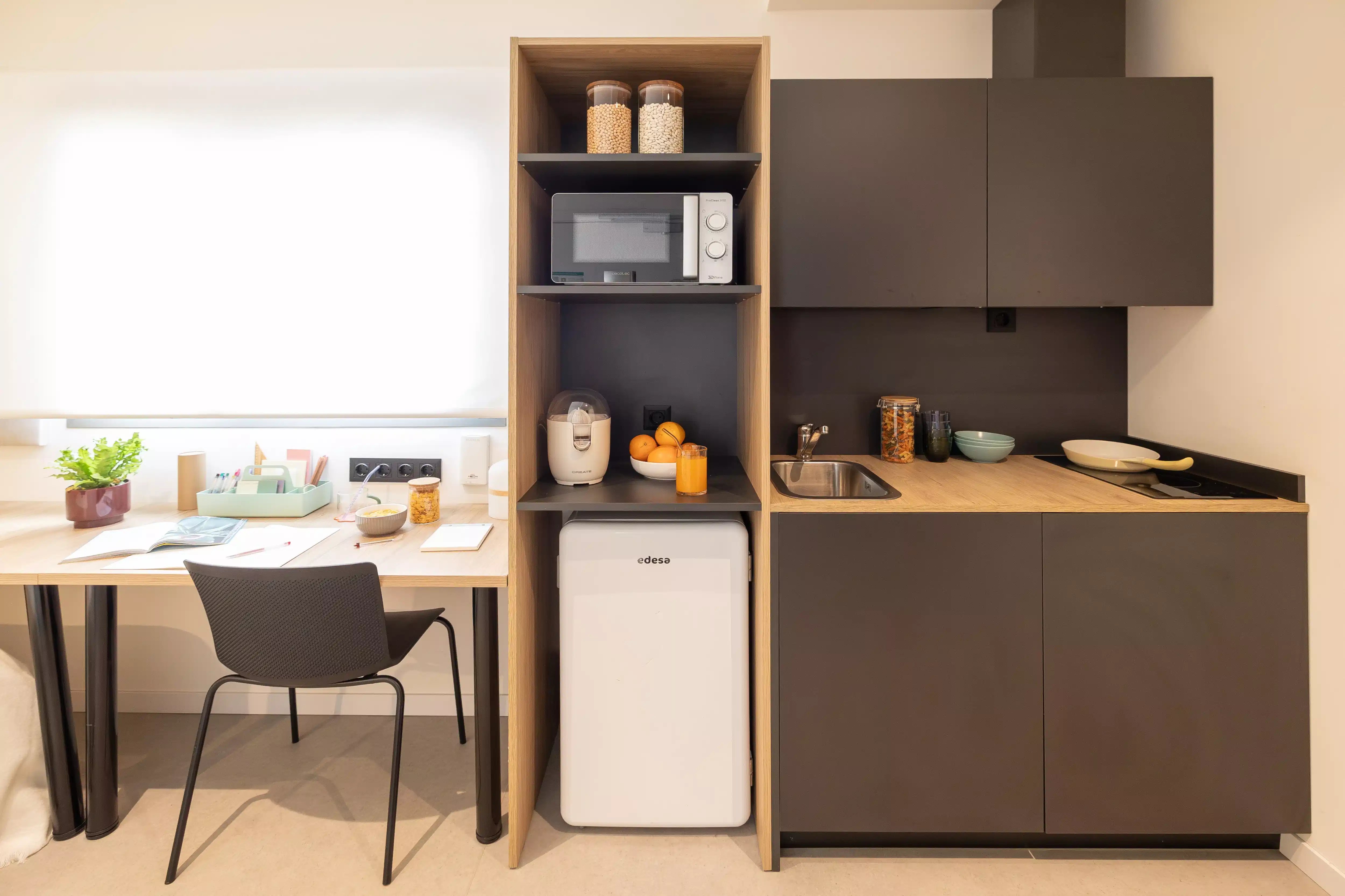 Common Area?w=400&h=260&fit=crop&q=40&auto=format&trim=auto