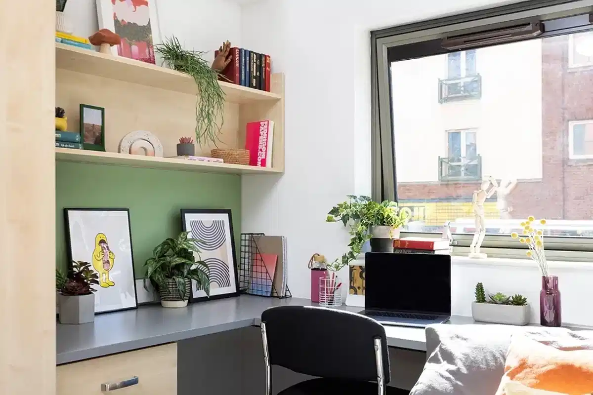 Common Area?w=400&h=260&fit=crop&q=40&auto=format&trim=auto