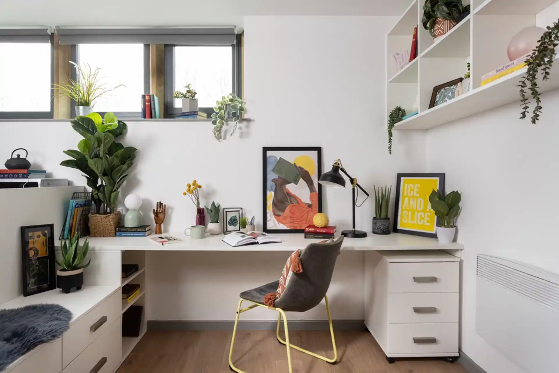 Exterior?w=400&h=260&fit=crop&q=40&auto=format&trim=auto