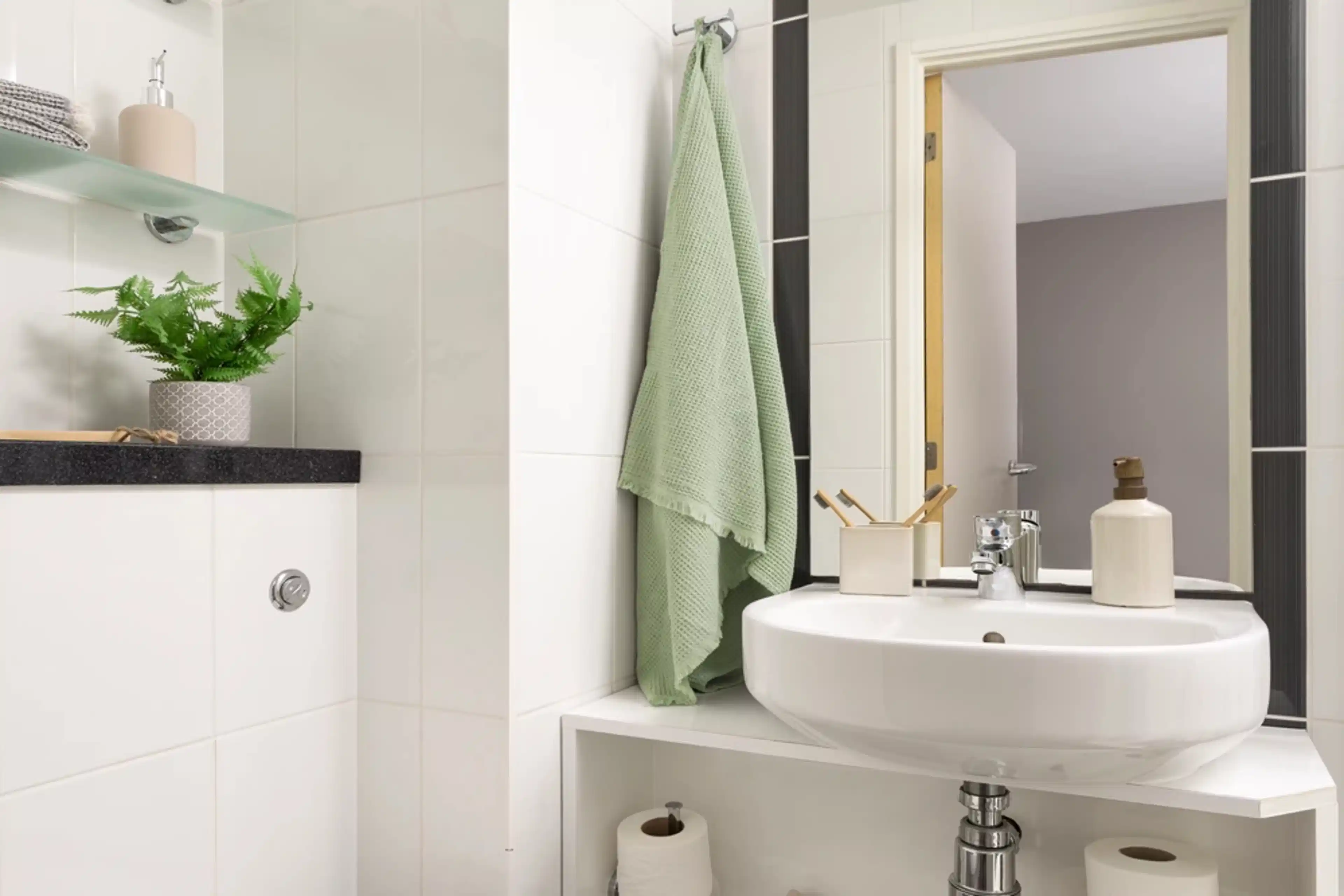 Common Area?w=400&h=260&fit=crop&q=40&auto=format&trim=auto