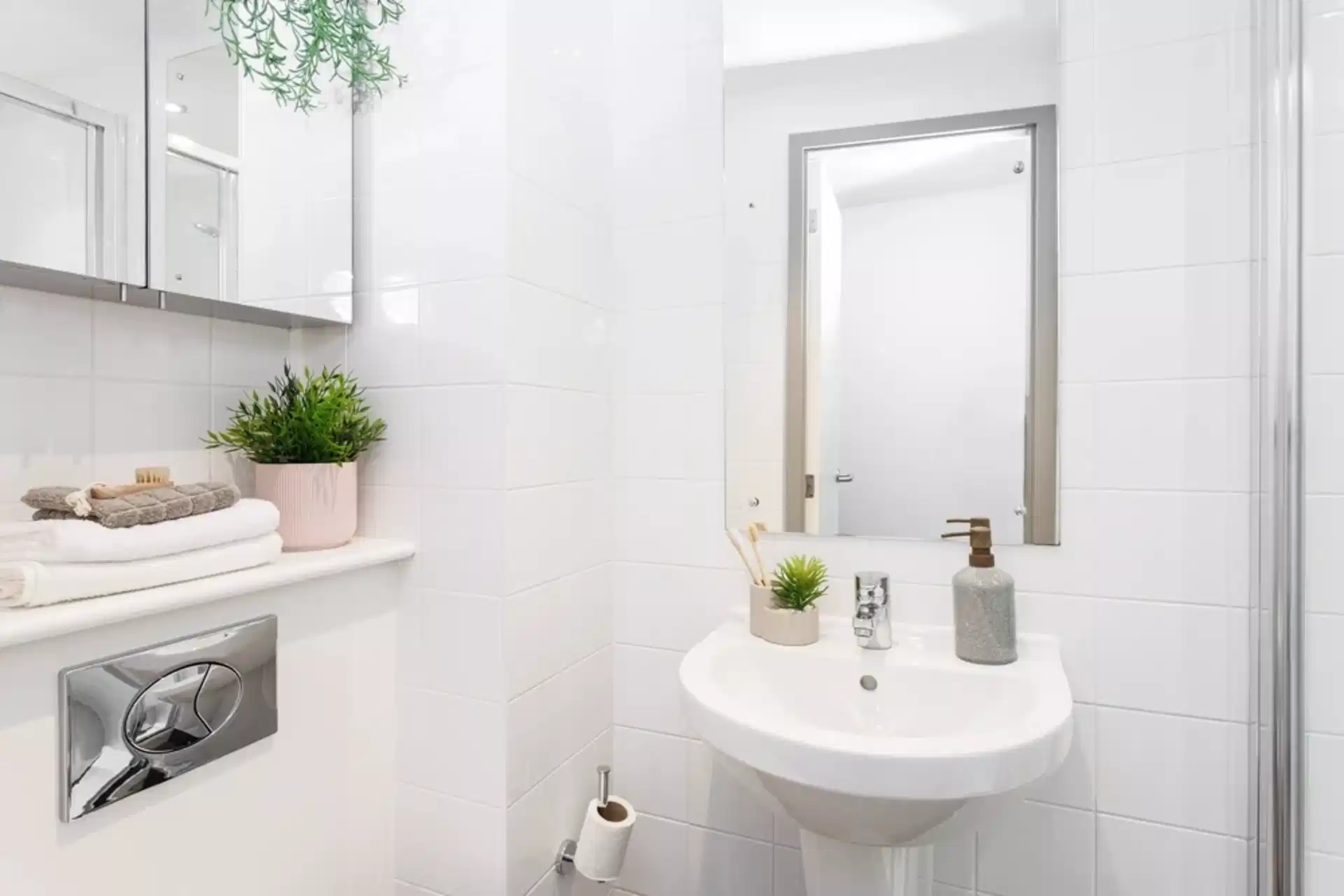 Exterior?w=400&h=260&fit=crop&q=40&auto=format&trim=auto