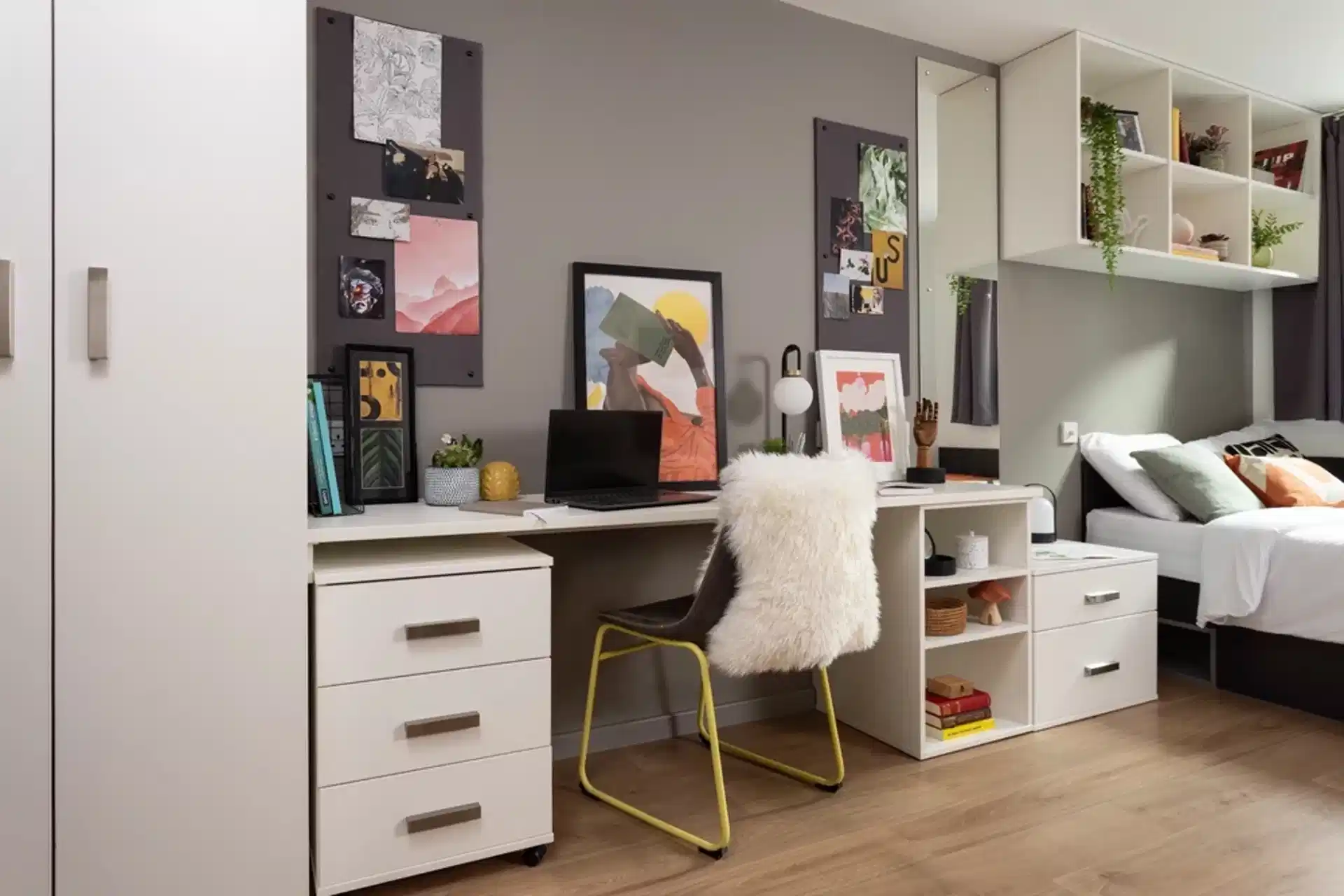 Exterior?w=400&h=260&fit=crop&q=40&auto=format&trim=auto