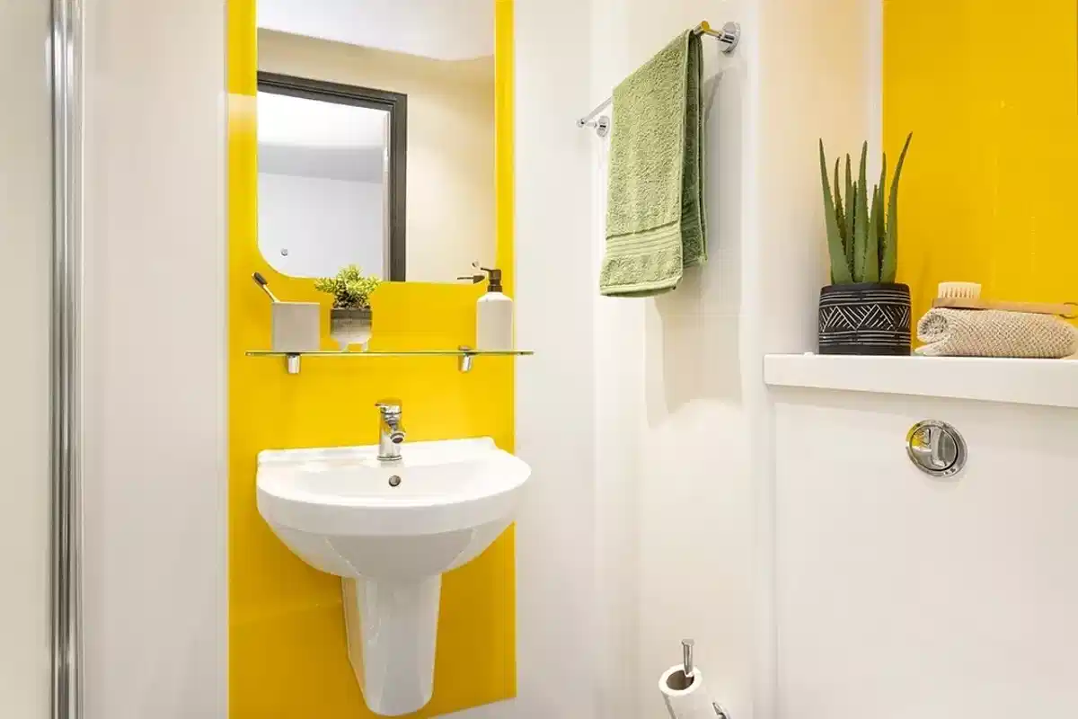 Exterior?w=400&h=260&fit=crop&q=40&auto=format&trim=auto