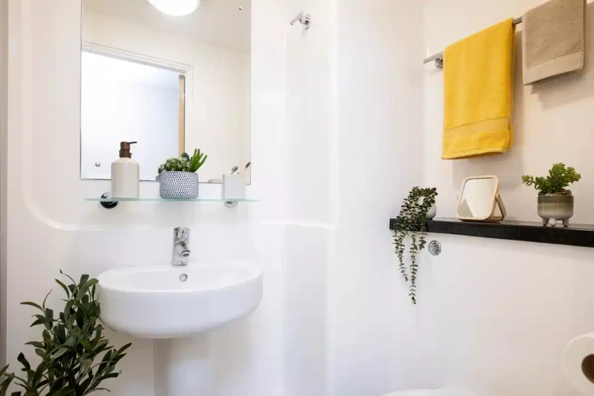 Exterior?w=400&h=260&fit=crop&q=40&auto=format&trim=auto