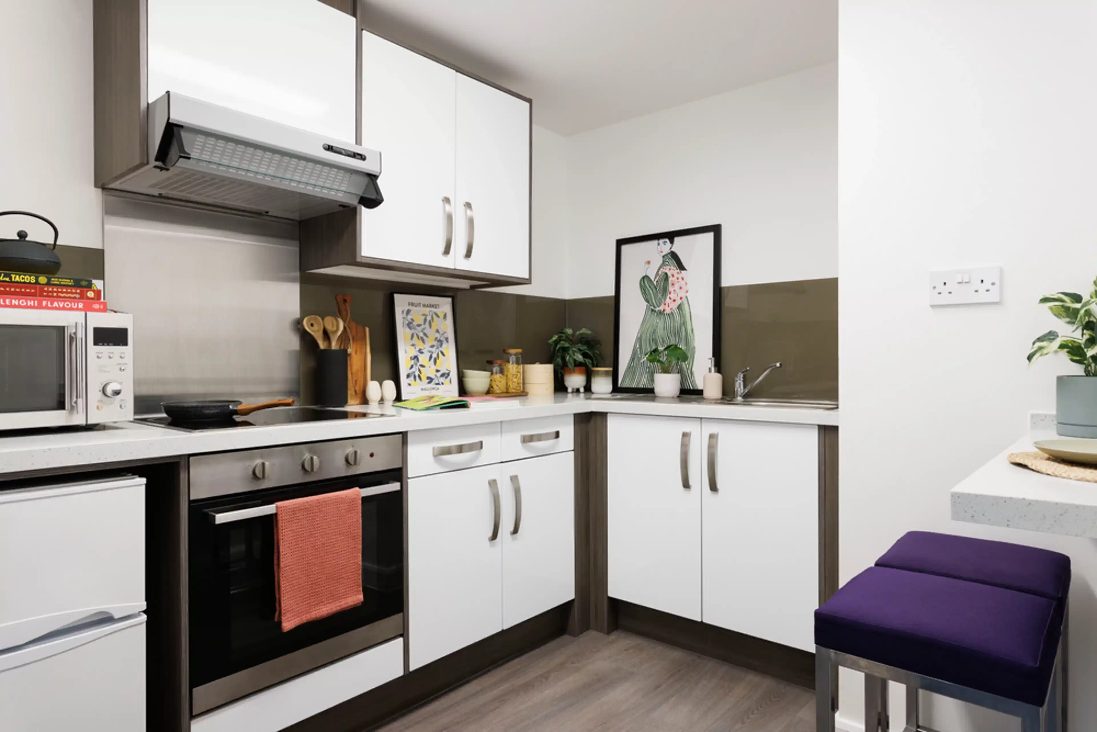 Exterior?w=400&h=260&fit=crop&q=40&auto=format&trim=auto