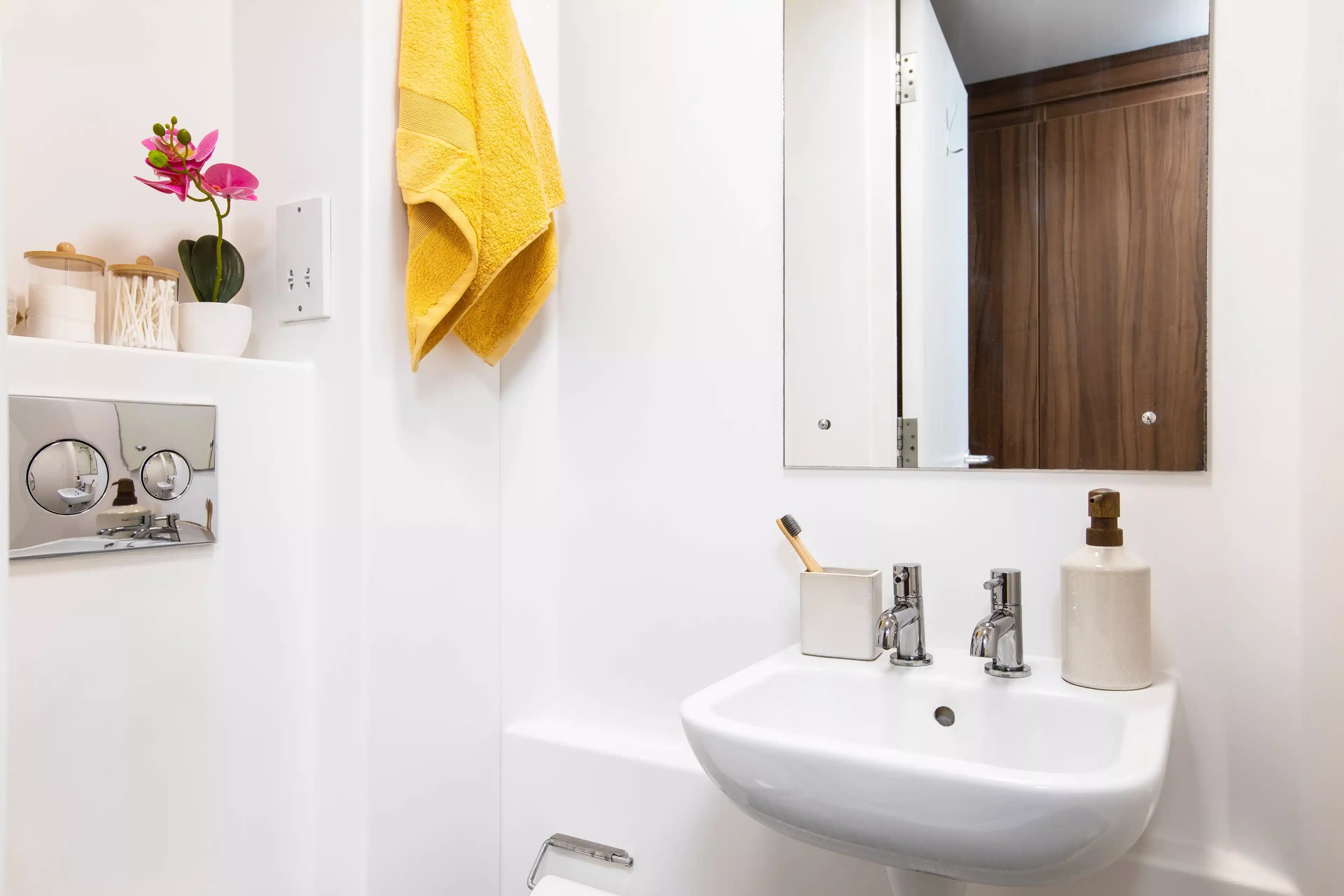 Exterior?w=400&h=260&fit=crop&q=40&auto=format&trim=auto