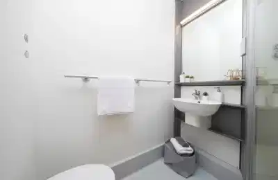 Common Area?w=400&h=260&fit=crop&q=40&auto=format&trim=auto