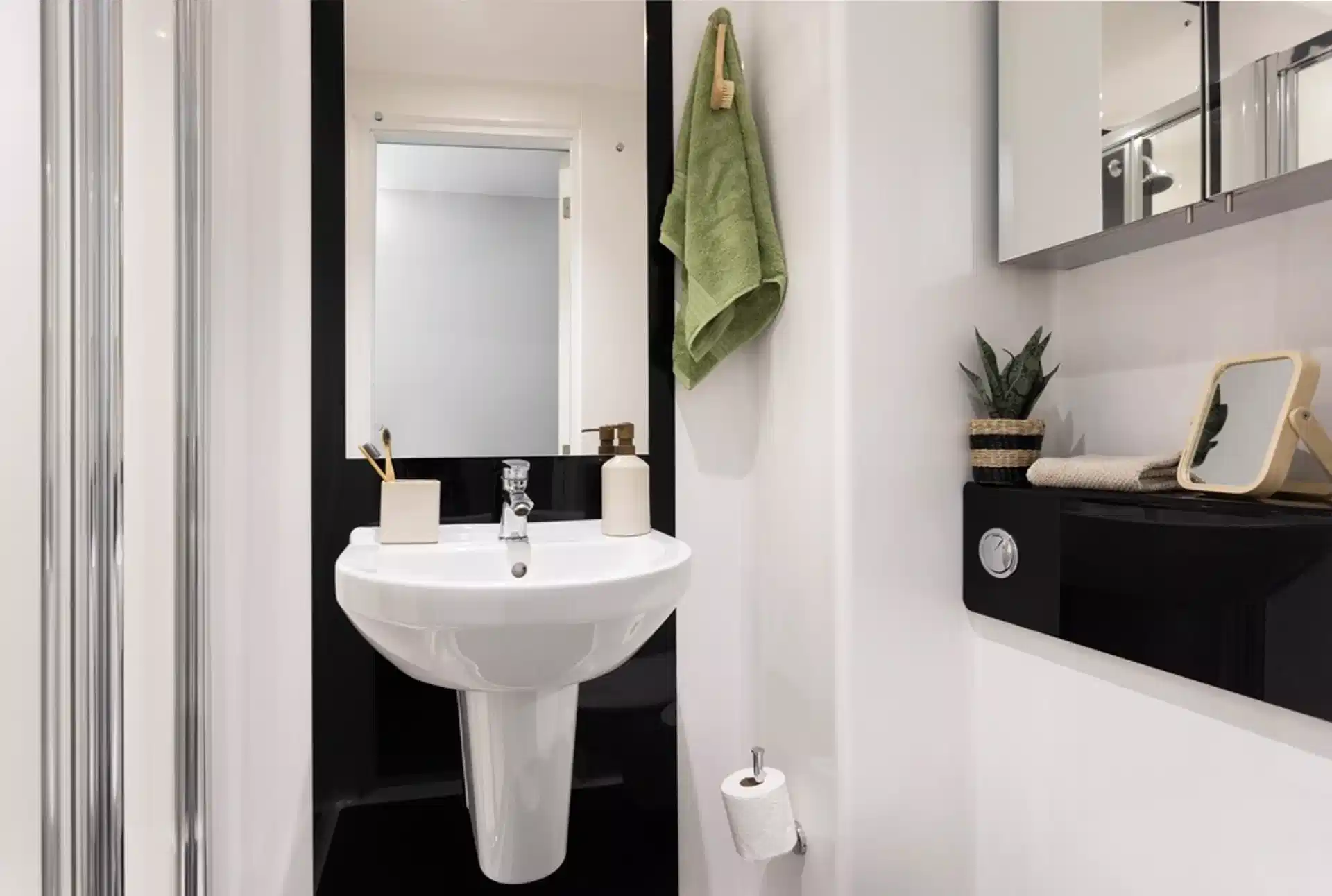 Common Area?w=400&h=260&fit=crop&q=40&auto=format&trim=auto