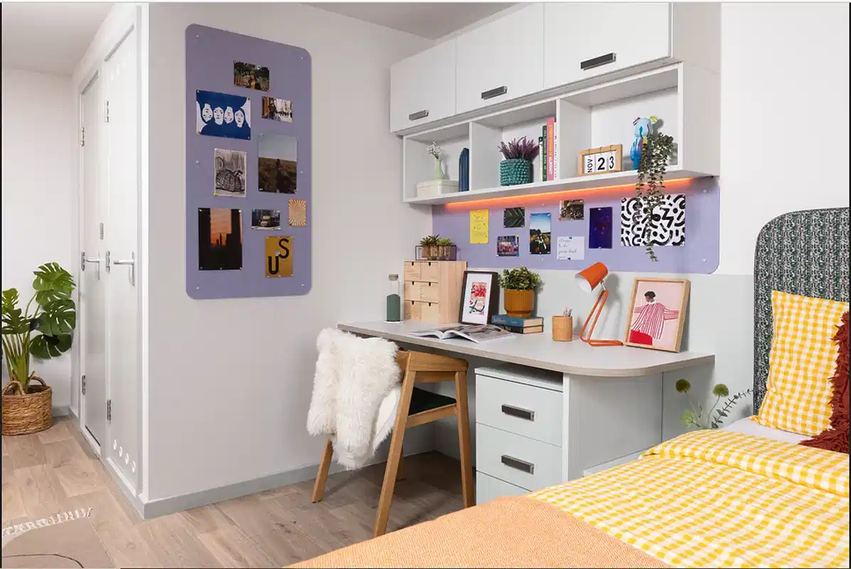 Exterior?w=400&h=260&fit=crop&q=40&auto=format&trim=auto