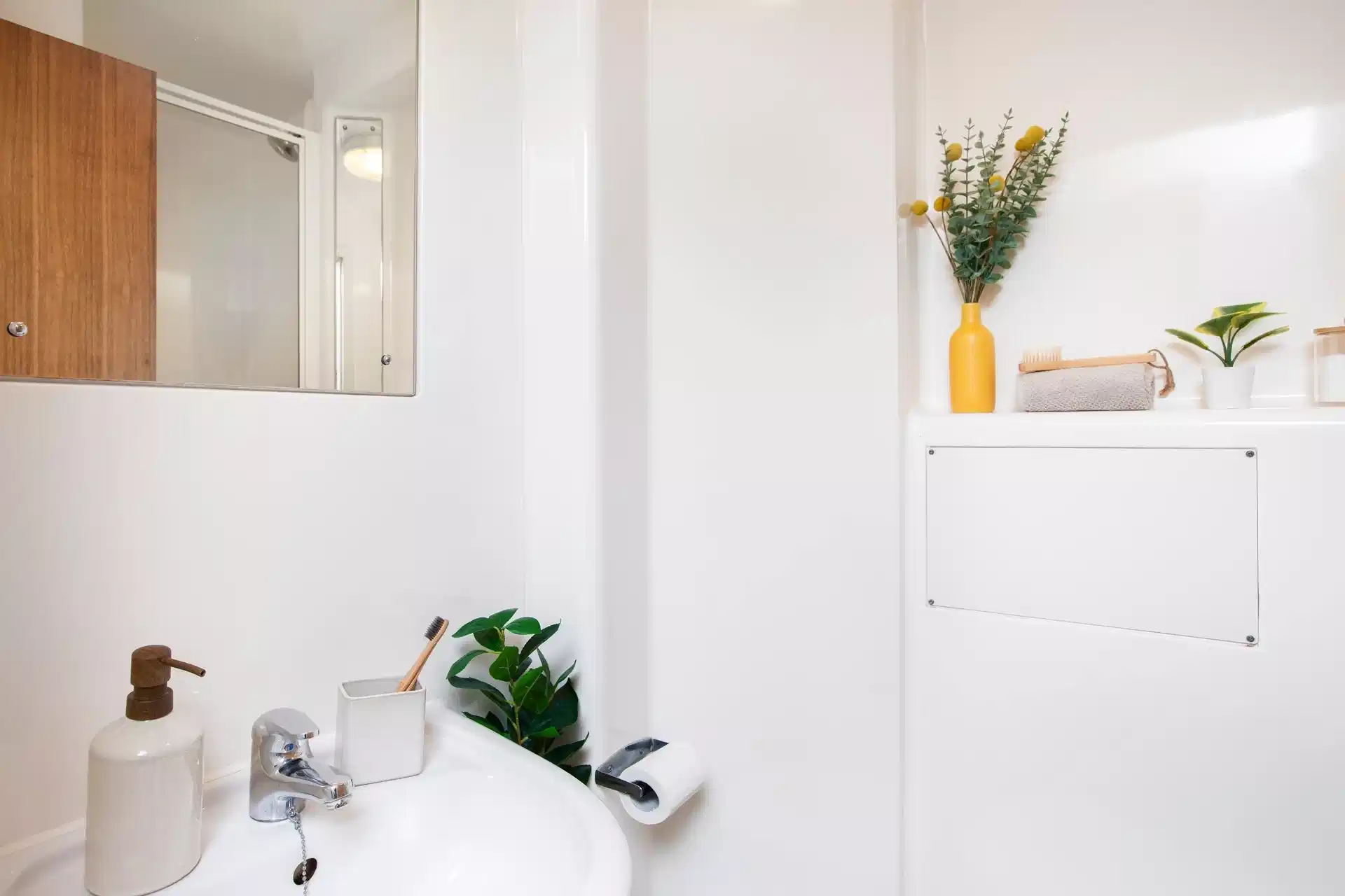 Common Area?w=400&h=260&fit=crop&q=40&auto=format&trim=auto