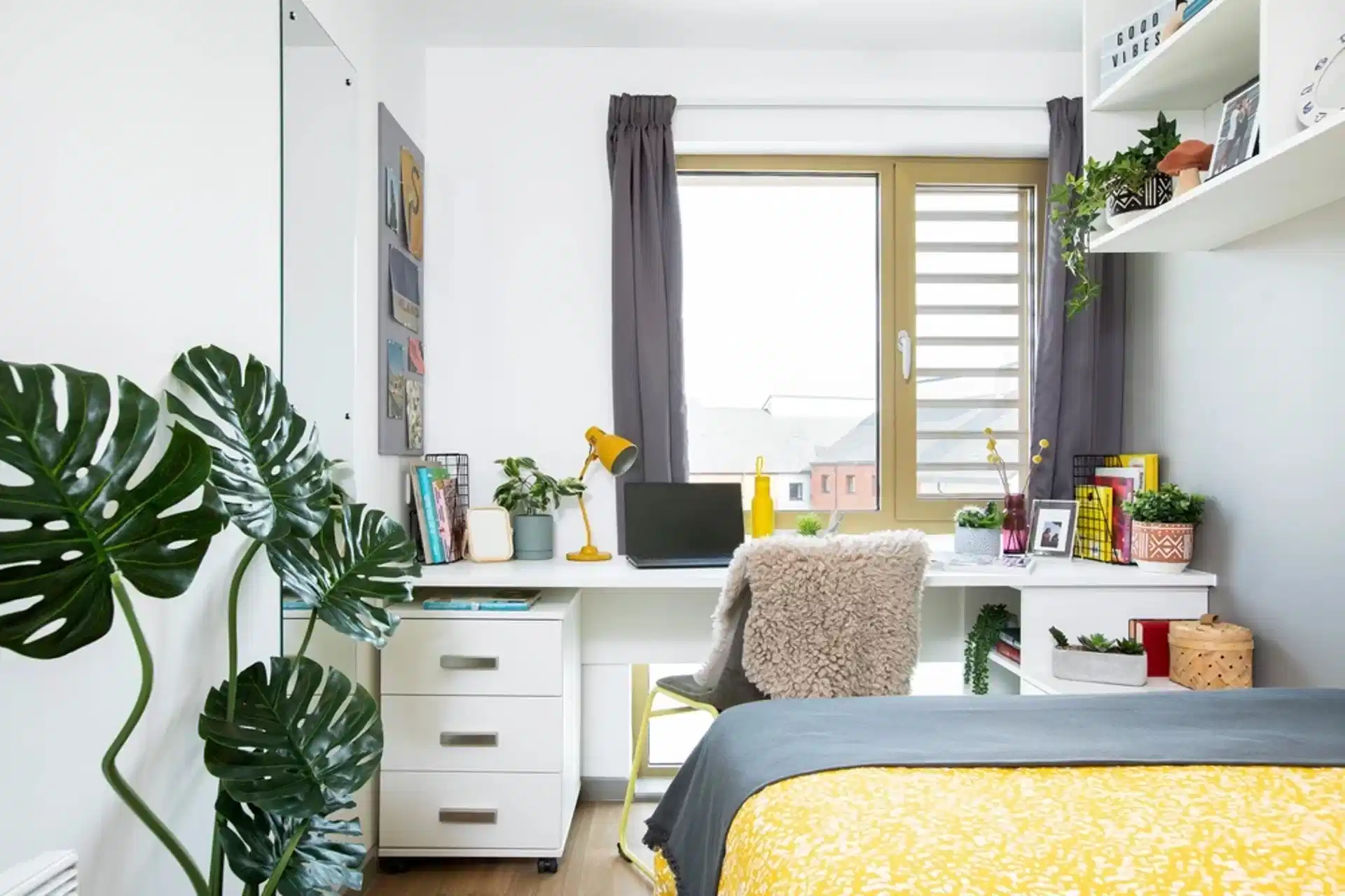 Exterior?w=400&h=260&fit=crop&q=40&auto=format&trim=auto