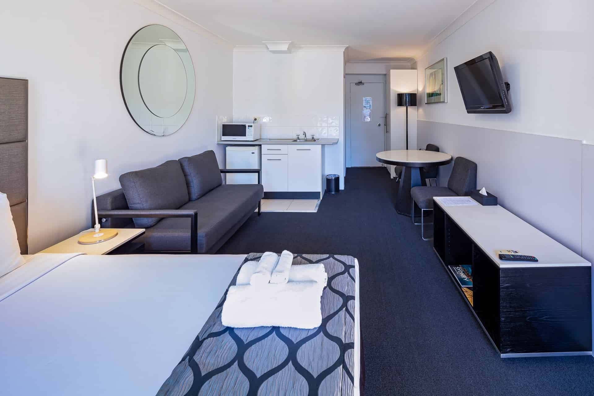 Common Area?w=400&h=260&fit=crop&q=40&auto=format&trim=auto