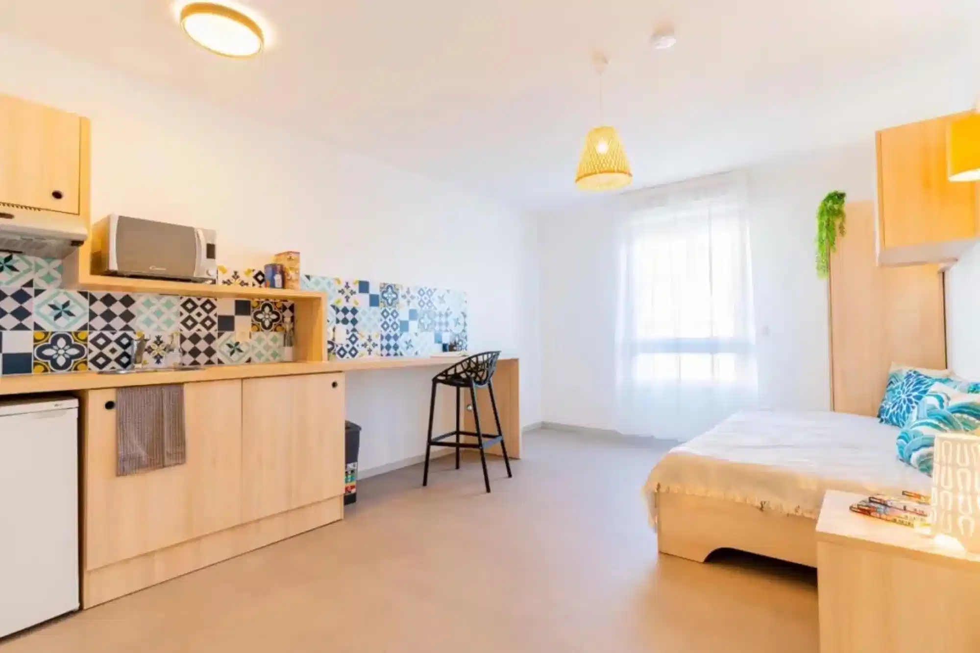 Common Area?w=400&h=260&fit=crop&q=40&auto=format&trim=auto