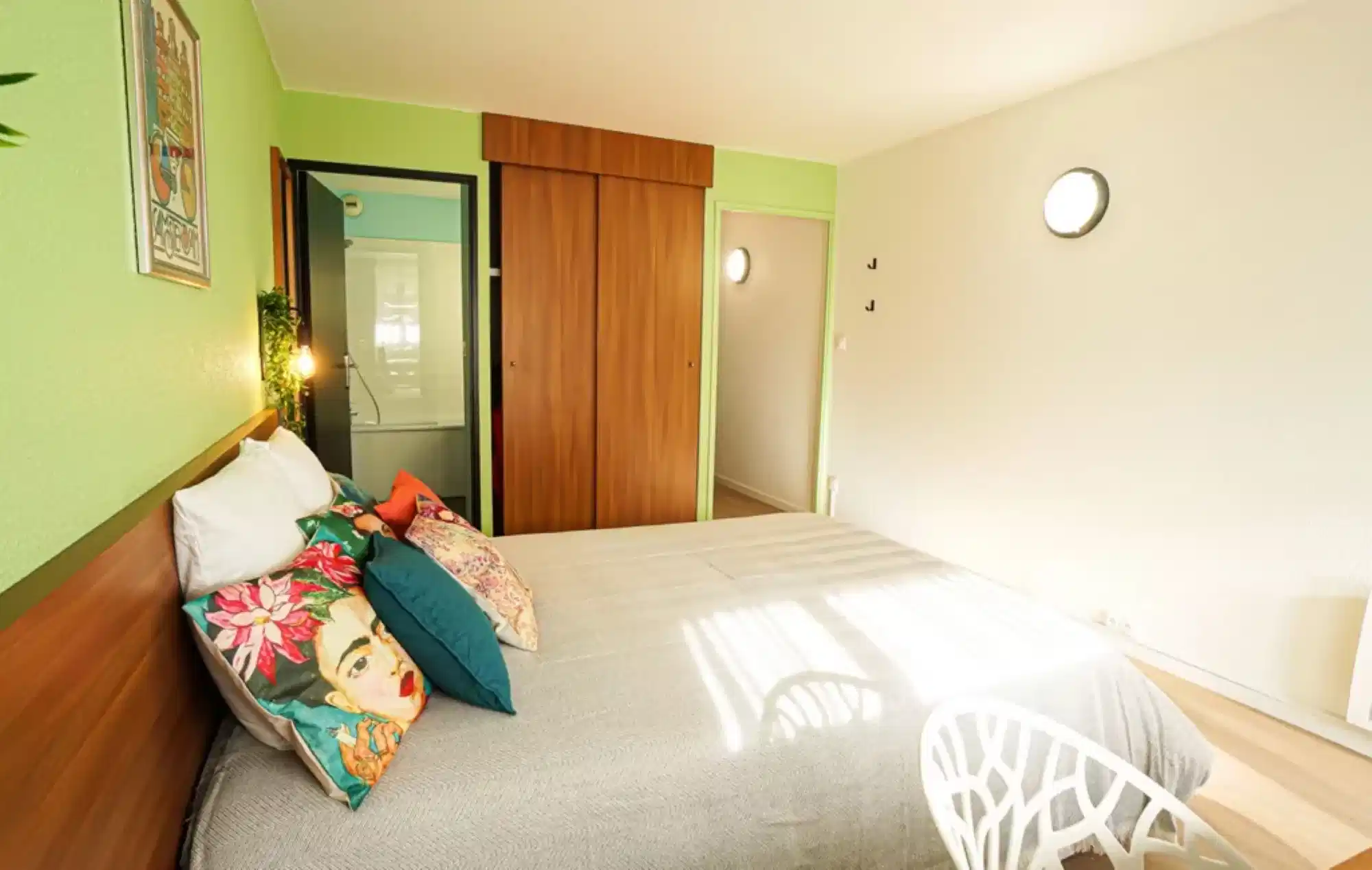 Common Area?w=400&h=260&fit=crop&q=40&auto=format&trim=auto