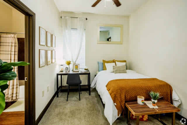 Exterior?w=400&h=260&fit=crop&q=40&auto=format&trim=auto