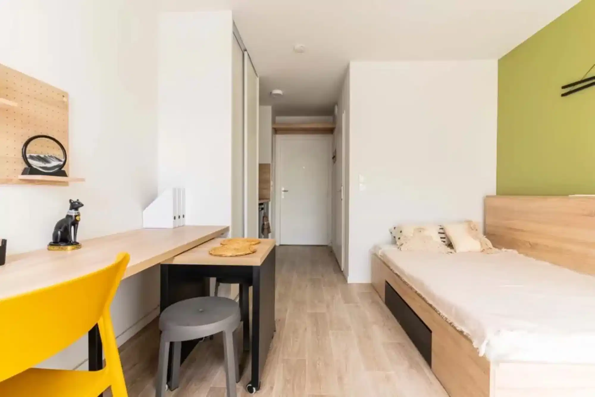 Common Area?w=400&h=260&fit=crop&q=40&auto=format&trim=auto