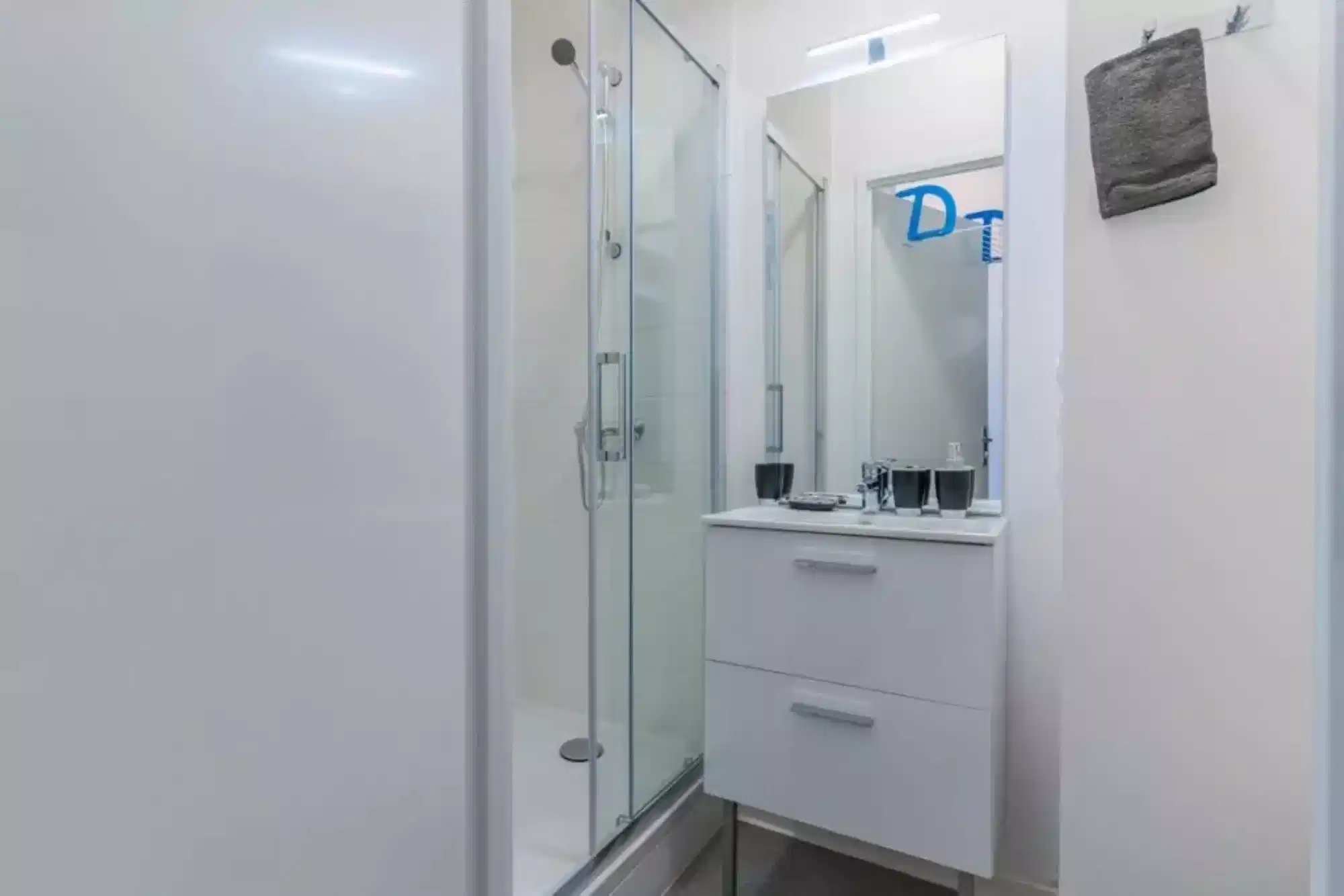 Common Area?w=400&h=260&fit=crop&q=40&auto=format&trim=auto