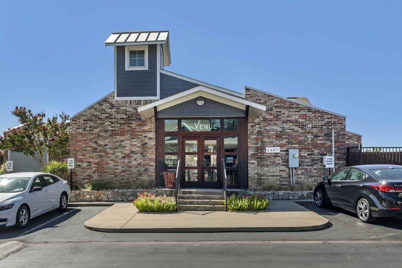 Bathroom?w=400&h=260&fit=crop&q=40&auto=format&trim=auto