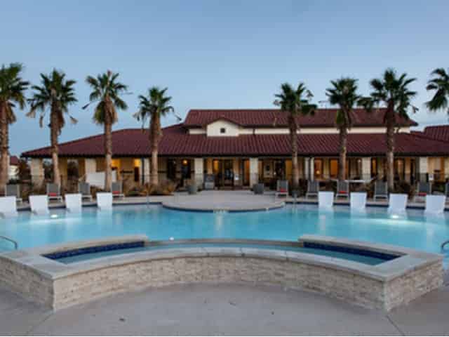 Common Area?w=400&h=260&fit=crop&q=40&auto=format&trim=auto