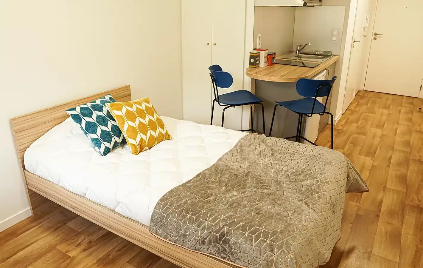 Common Area?w=400&h=260&fit=crop&q=40&auto=format&trim=auto