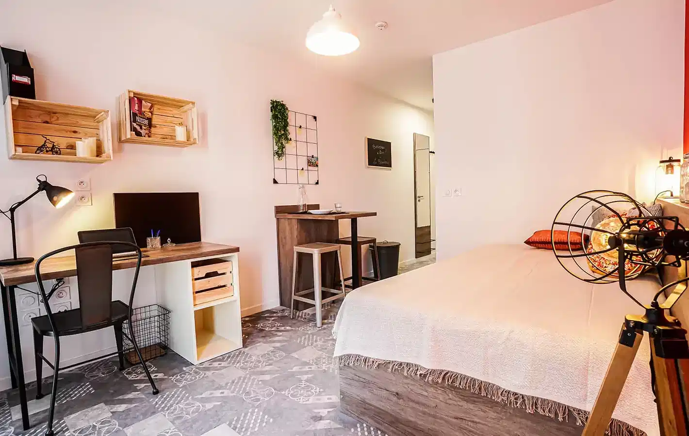 Amenities?w=400&h=260&fit=crop&q=40&auto=format&trim=auto