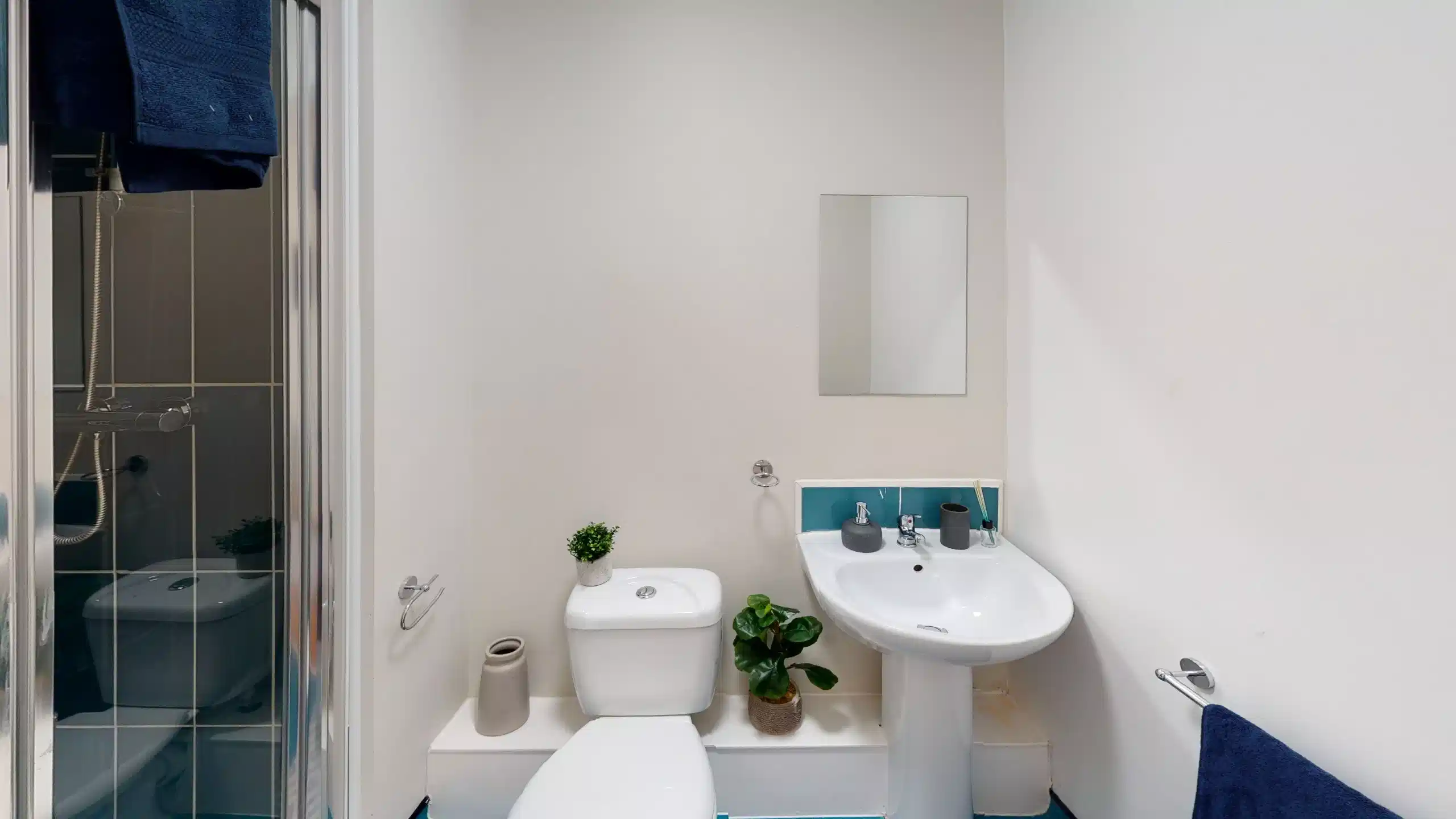 Burgess House, Newcastle Upon Tyne - Newcastle Upon Tyne, England, United Kingdom - Premium Studio - Bathroom