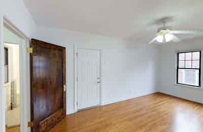 Exterior?w=400&h=260&fit=crop&q=40&auto=format&trim=auto