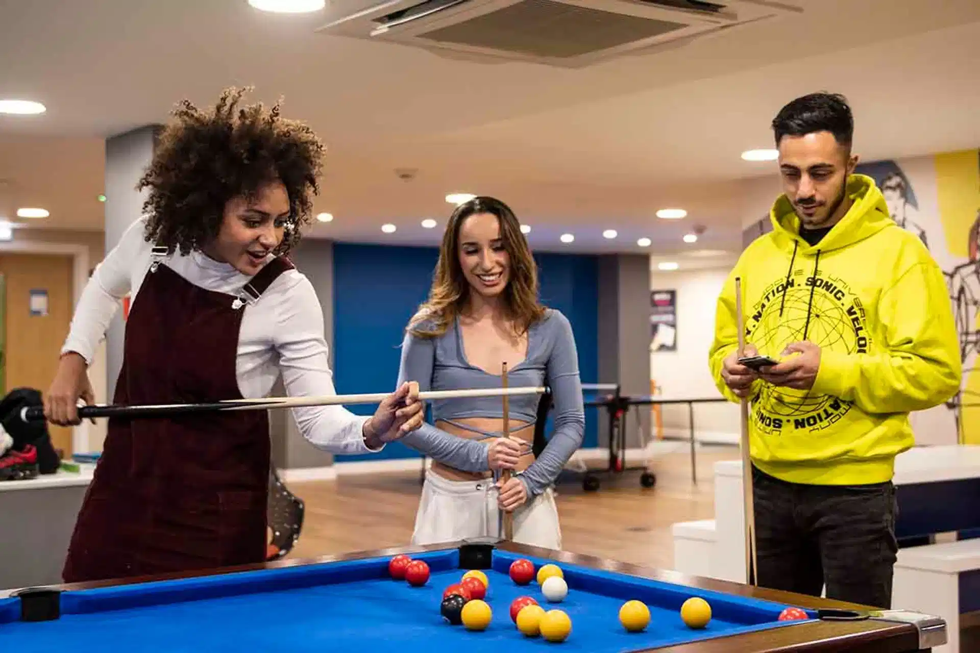 Kitchen?w=400&h=260&fit=crop&q=40&auto=format&trim=auto