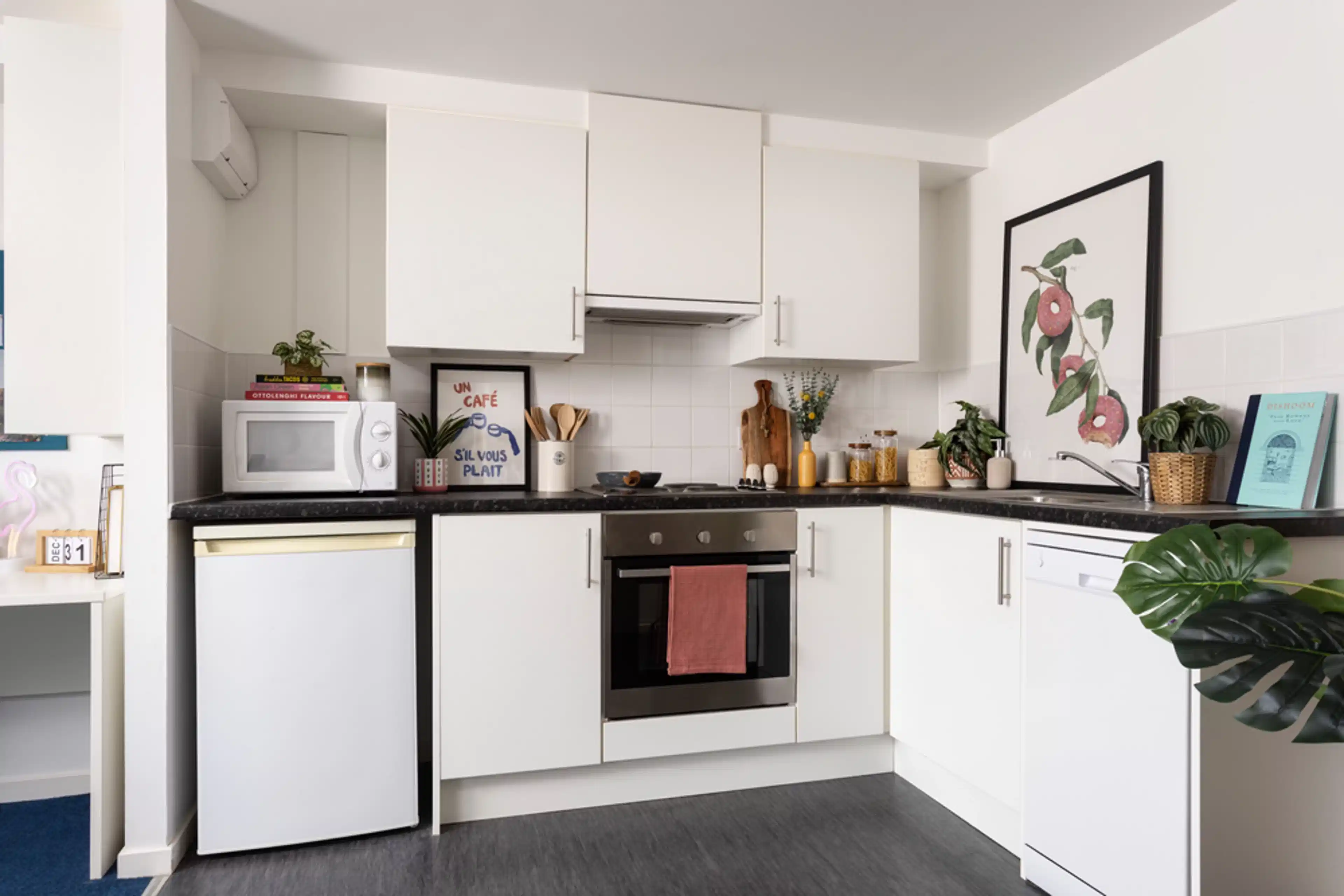 Exterior?w=400&h=260&fit=crop&q=40&auto=format&trim=auto