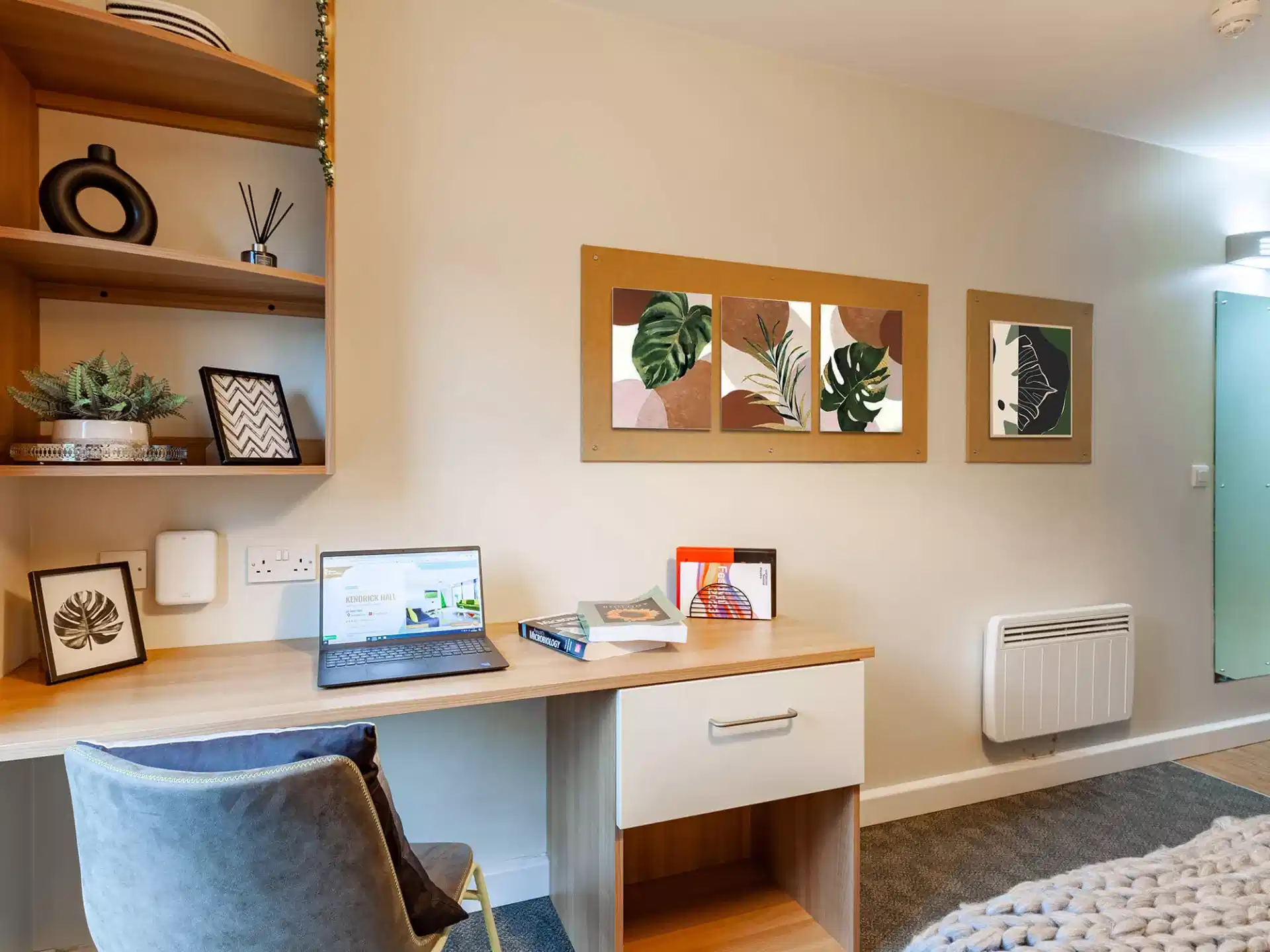 Exterior?w=400&h=260&fit=crop&q=40&auto=format&trim=auto